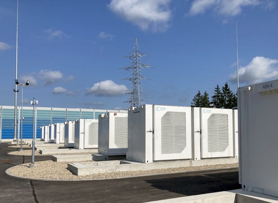 Oficialiai pradeda veikti didžiausia Europoje 200 MW baterijų sistema