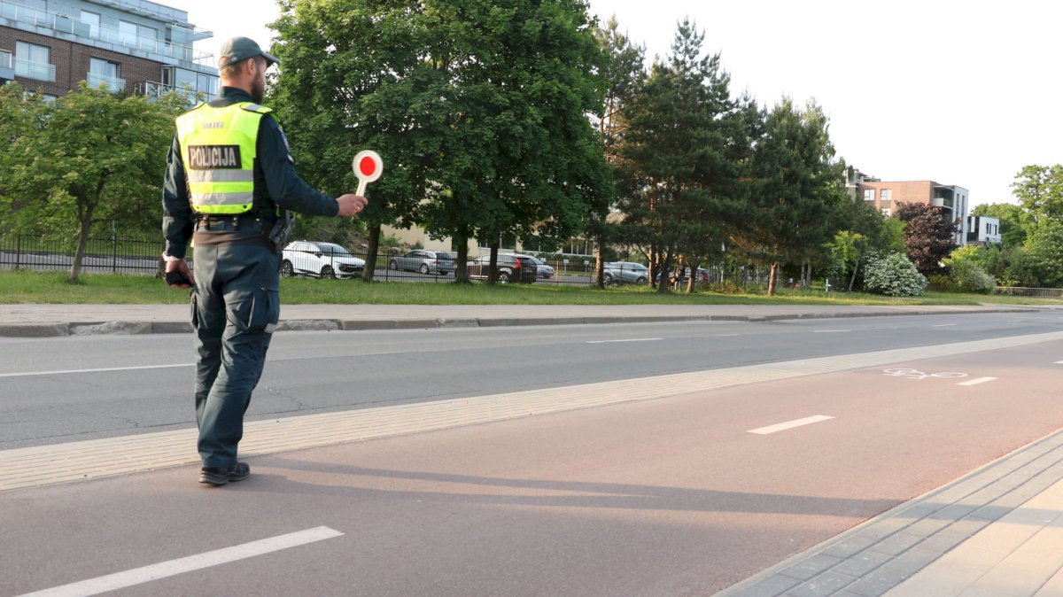 policija-eismo-dalyviams-teiks-pagalba-visu-sventuju-ir-mirusiuju-atminimo-(veliniu)-dienomis
