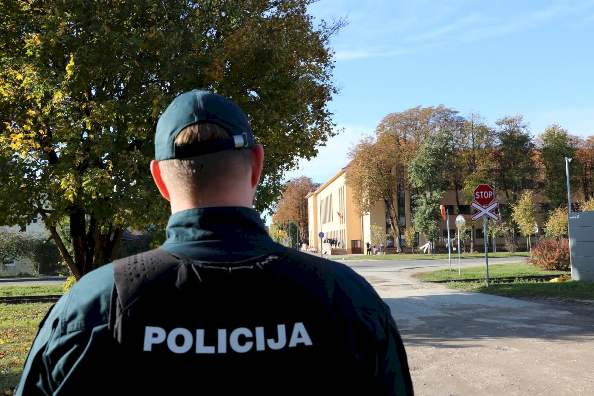 mokyklu-prieigose-–-ir-policijos-turimo-drono-„akys“