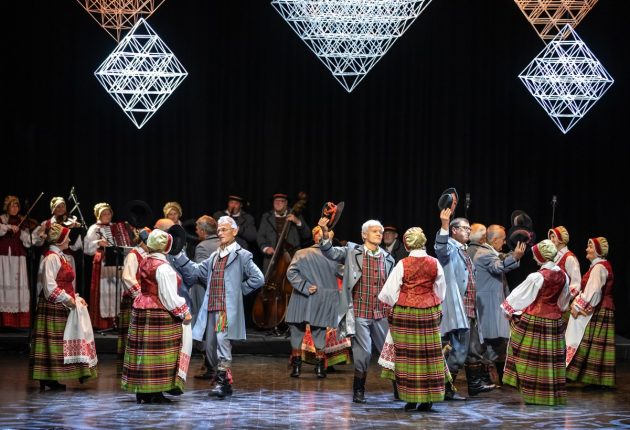 Liaudiškų šokių ansamblio „Kalatinis“ jubiliejiniame koncerte – šeši dešimtmečiai meilės liaudiškam šokiui | Rolando Parafinavičiaus nuotrauka
