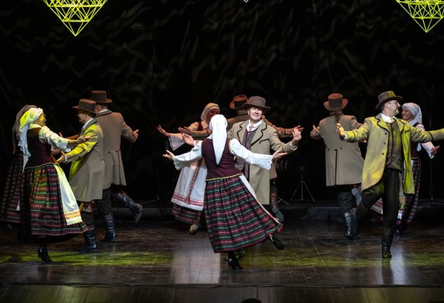 Liaudiškų šokių ansamblio „Kalatinis“ jubiliejiniame koncerte – šeši dešimtmečiai meilės liaudiškam šokiui | Rolando Parafinavičiaus nuotrauka
