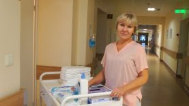 Ukrainos karo pabėgėlė akušerė Maryna patenkinta slaugytojos padėjėjos darbu