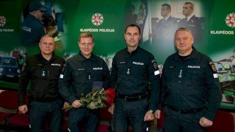 Daugiabučio gyventojus nuo dujų sprogimo apsaugojusiam Plungės r. PK pareigūnui įteiktas apdovanojimas „Už nuopelnus“