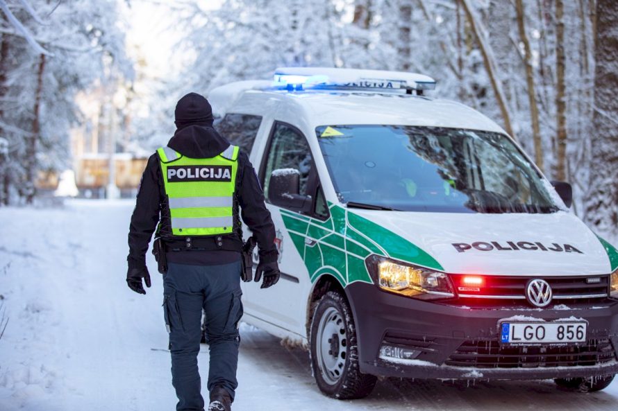 Klaipėdos policijos pareigūnai primena – ant užšalusių vandens telkinių elgtis būtina itin atsargiai