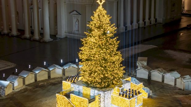 Vilnius įžiebė natūralią Kalėdų eglę: kviečia atsigręžti į nematerialias vertybes