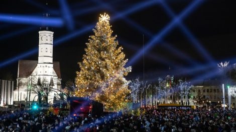 Pagrindinė Šiaulių miesto Kalėdų eglė įžiebta su muzikos ir šviesų šou
