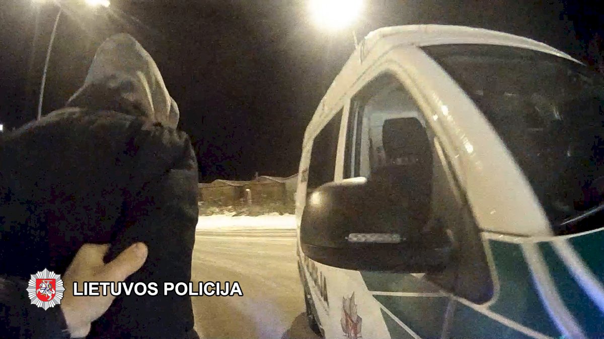 po-poros-valandu-pedsekystes-plesikas-atsidure-pareigunu-rankose