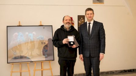 Lėlių teatro režisieriui ir dailininkui Rimantui Driežiui įteiktas Kultūros ministerijos garbės ženklas „Nešk savo šviesą ir tikėk“