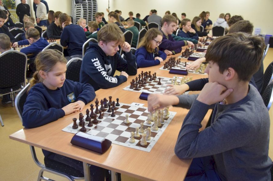 Prie šachmatų lentų – beveik pusšimtis moksleivių