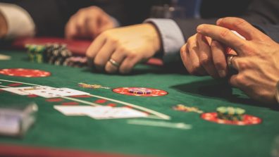Seime stringa pataisos dėl visiško azartinių lošimų reklamos draudimo