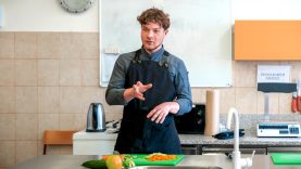 Nežinomybė dėl profesijos jaunuolį atvedė į virtuvę: gastronominis nuotykis virto aistra gaminti