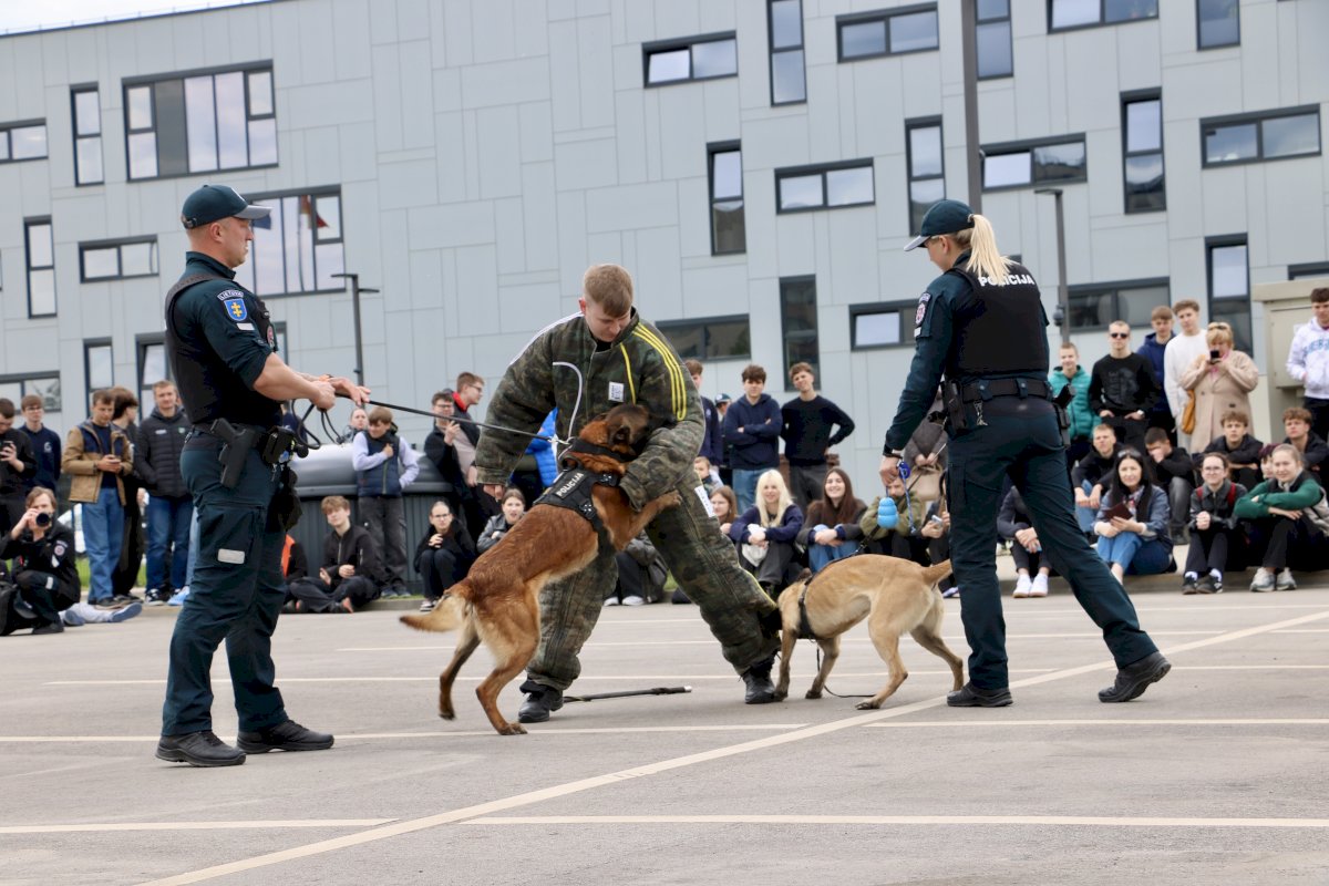 policijos-pareigunu-darbas-sudomino-daugiau-nei-500-moksleiviu