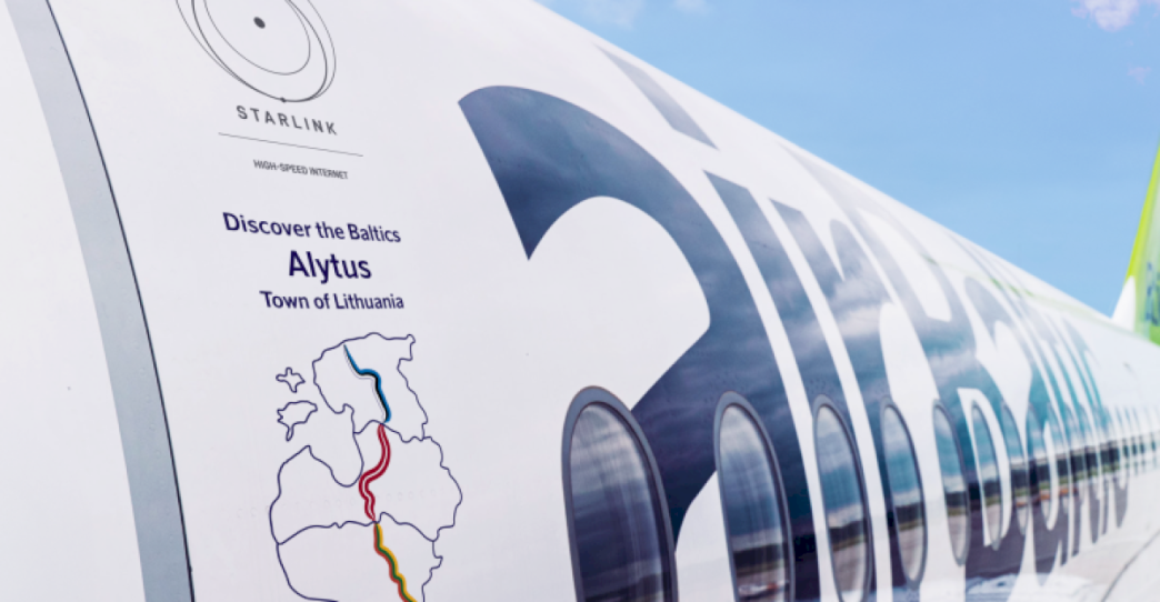 baltijos-saliu-oro-bendrove-„airbaltic“-savo-lektuva-pavadino-alytaus-miesto-vardu
