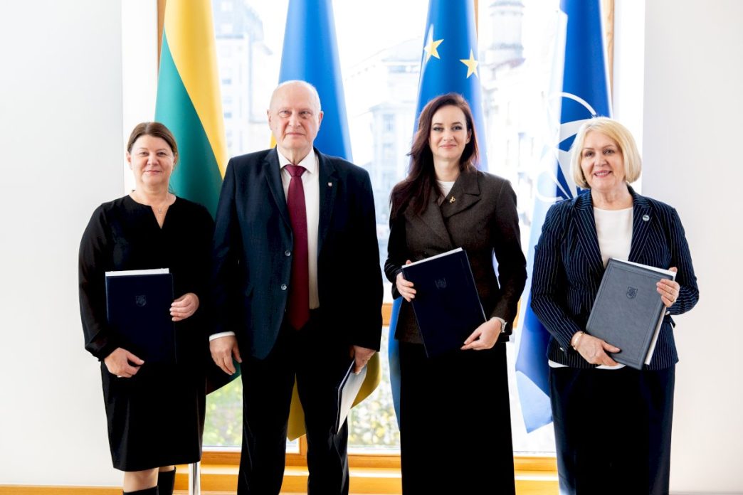 premjere-pasirase-keliems-simtams-tukstanciu-darbuotoju-aktualia-nacionaline-kolektyvine-sutarti