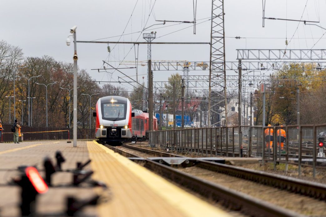 vilniaus-gelezinkelio-stotyje-iskilmingai-pristatytas-naujasis-elektrinis-traukinys