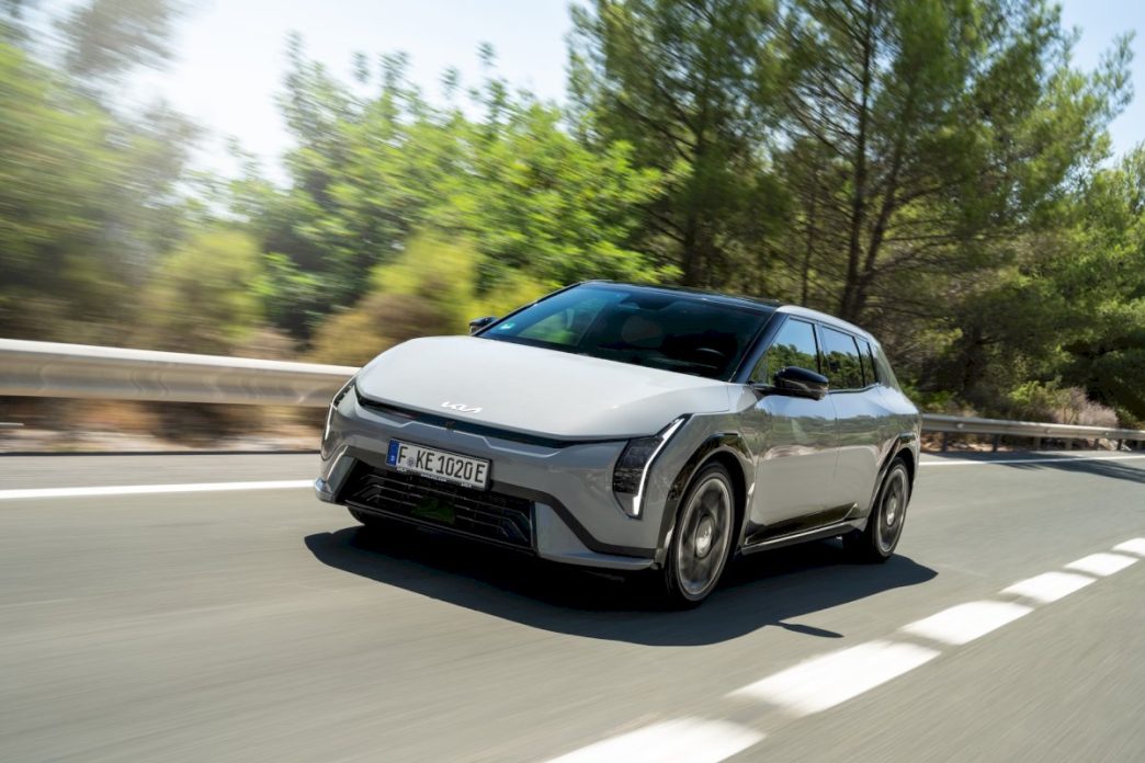 „kia-ev4“-–-tarp-2026-metu-„europos-metu-automobilio“-finalininku