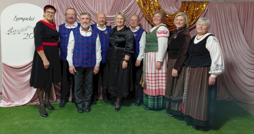 pagegiu-krastas-skamba-dainomis:-jubiliejus-svente-kapelos-„vaivorykste“-ir-„lumpele“