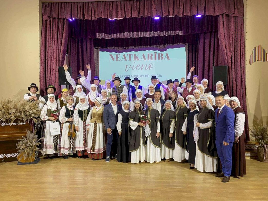 rokiskio-meno-megeju-kolektyvai-sveikino-latvijos-kaimynus-su-artejancia-nepriklausomybes-diena