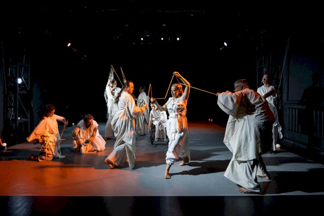 premjera-kauno-miesto-kameriniame-teatre:-„prisirisimas“-–-judesio-spektaklis-apie-artumo-ilgesi
