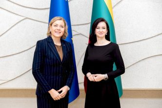premjere-aptare-es-atsaka-i-hibridines-gresmes-su-eurokomisare-henna-virkkunen