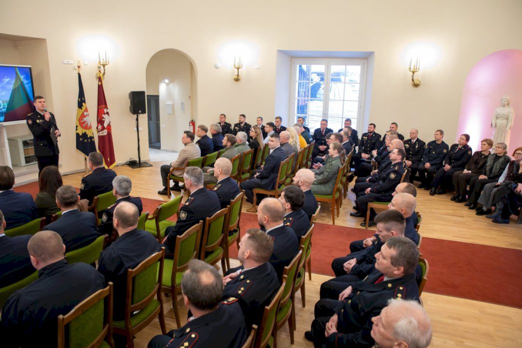 pareigunai-pagerbti-uz-profesionaluma-ir-drasa
