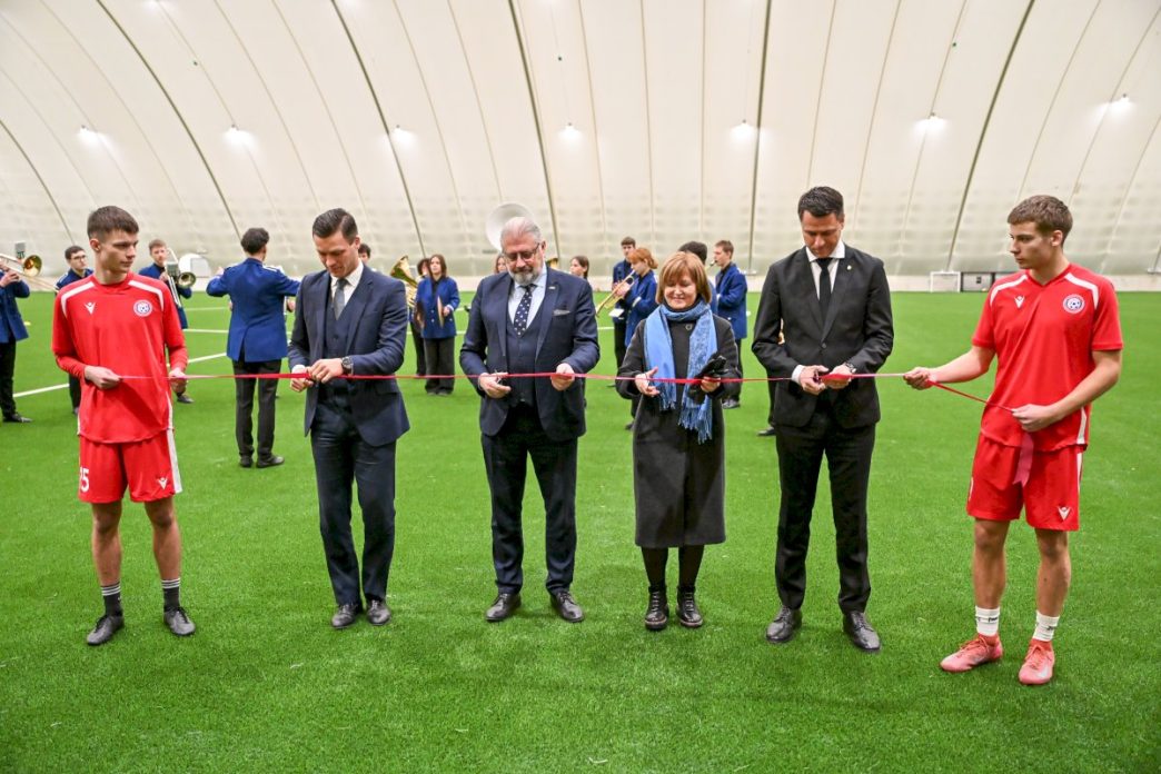 202512.10-::-panevezyje-atidarytas-pirmasis-regione-pripuciamas-futbolo-maniezas