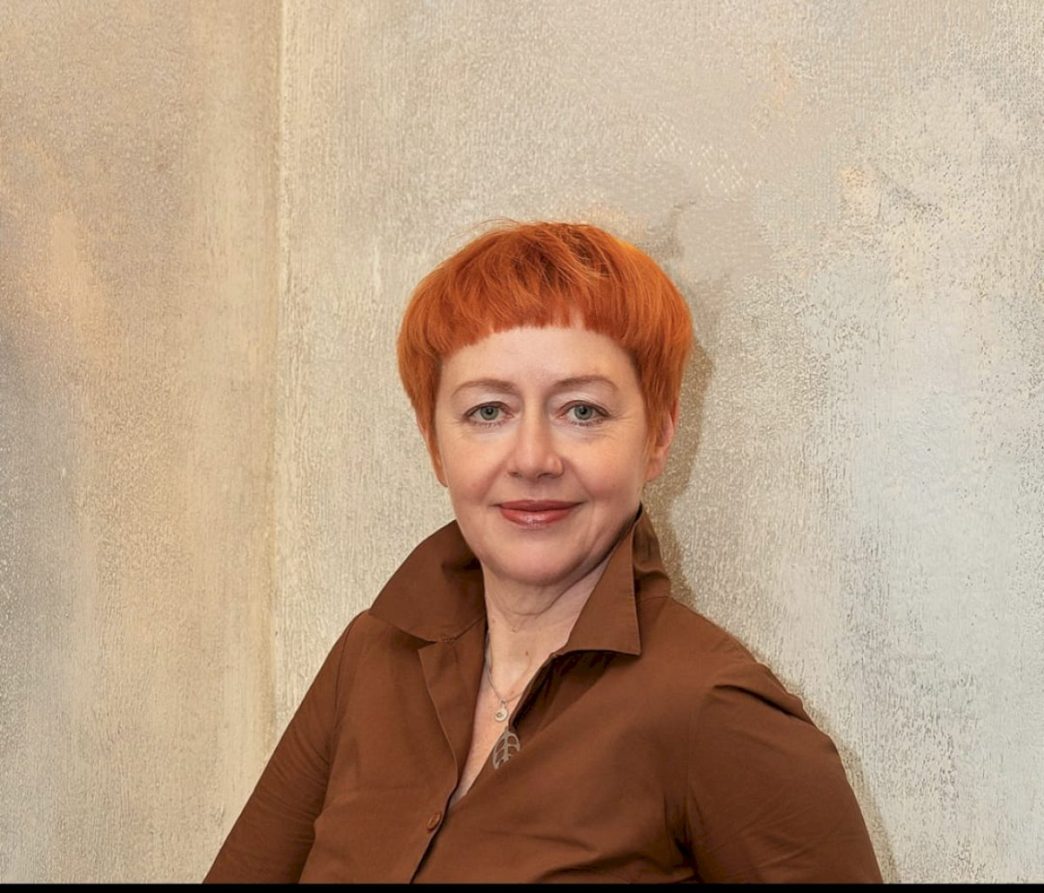 lituanistinio-svietimo-mokytojo-premija-–-virginijai-stukaitei,-„bites“-lituanistines-mokyklos-steigejai-ir-vadovei-is-jungtines-karalystes