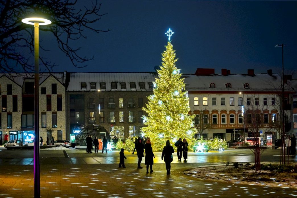 202512.23-::-kaledinis-pasivaiksciojimas-panevezyje:-sviesos,-menas-ir-istorija