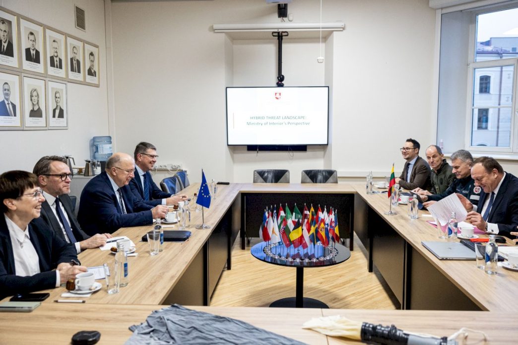 vidaus-reikalu-ministras-v.-kondratovicius:-kontrabanda-oru-bus-stabdoma-visomis-teisinemis-ir-technologinemis-priemonemis