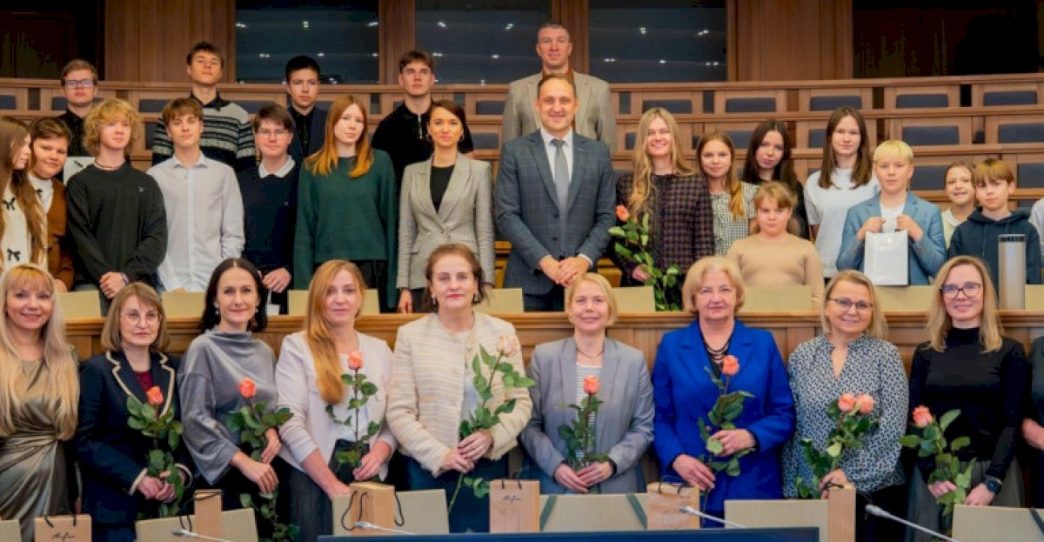 „skambanti-sekme“-–-pasveikinti-alytaus-muzikos-mokyklos-laureatai-ir-ju-mokytojai