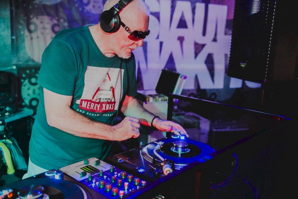 dj-vladas-(analogfather)-pristato-nauja-„nauji-metai“-remiksa-–-nostalgija-vedancia-i-2026-uosius