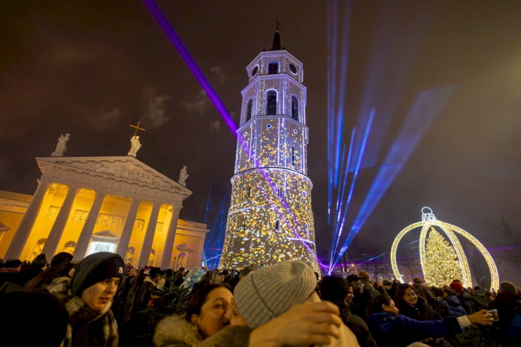 naujametini-vakara-vilniaus-katedros-aikste-uzlies-sviesu-ir-muzikos-karnavalas