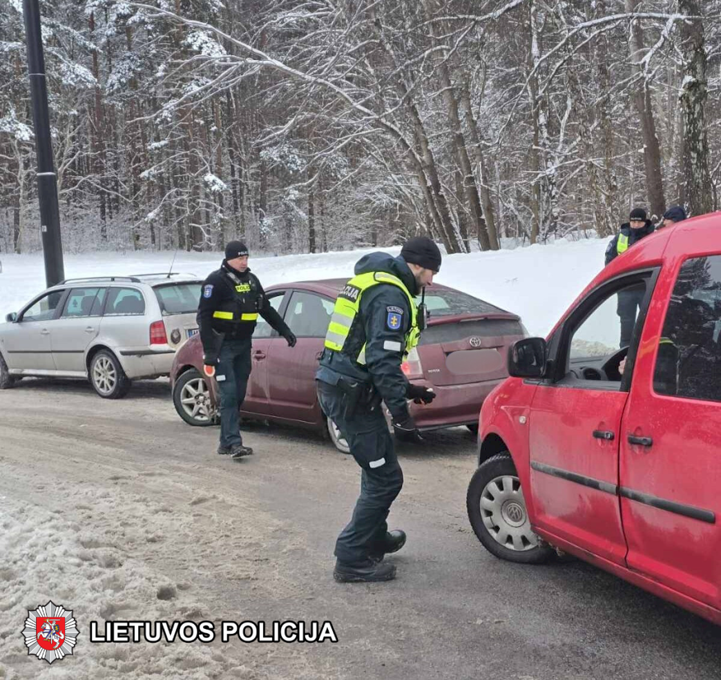 keliu-policijos-prevencine-priemone-–-tikrinta-transporto-priemoniu-padangu-bukle