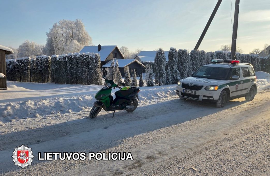 neatsakingas-vairavimas-ziemos-salygomis:-neblaivus-mopedo-vairuotojas-kele-pavoju-kelyje
