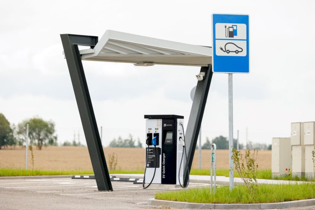 nuo-2026-m.-–-palankesnes-salygos-elektromobiliu-ikrovimo-stoteliu-pletrai-prie-valstybines-reiksmes-keliu