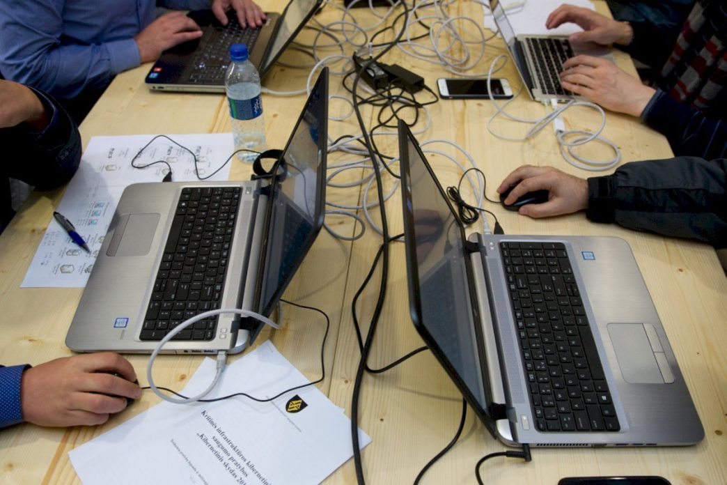 internete-seimininkauja-botai:-daugiau-nei-puse-turinio-jau-generuoja-di