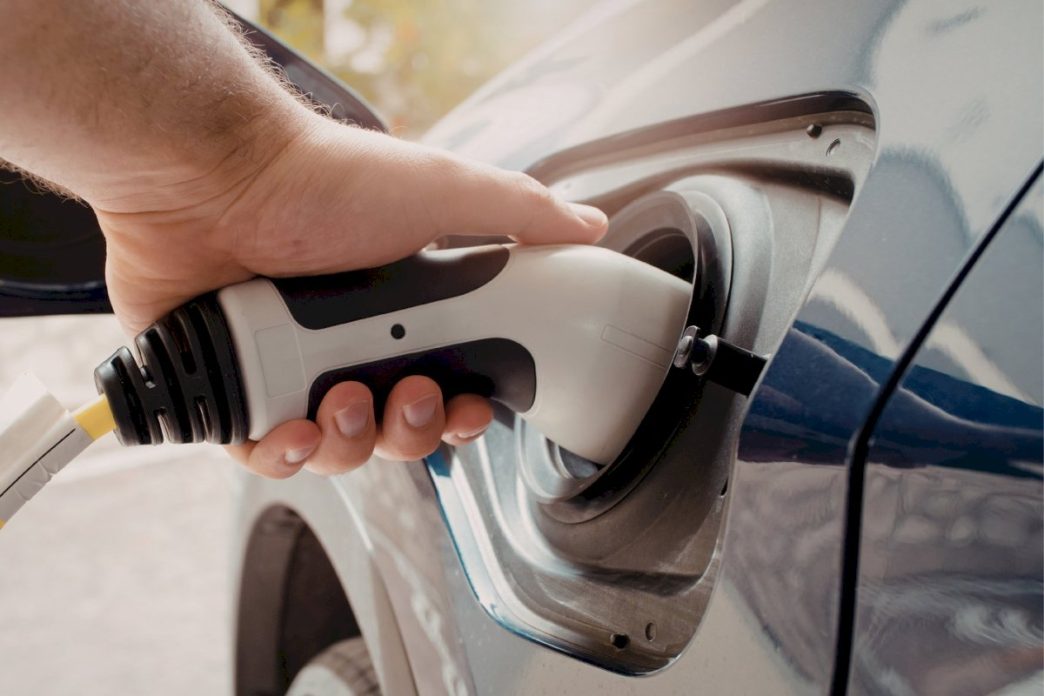 energetikos-ministerija-atveria-naujas-galimybes:-daugiau-lankstumo-degalu-tiekejams-ir-galimybiu-elektromobiliu-naudotojams