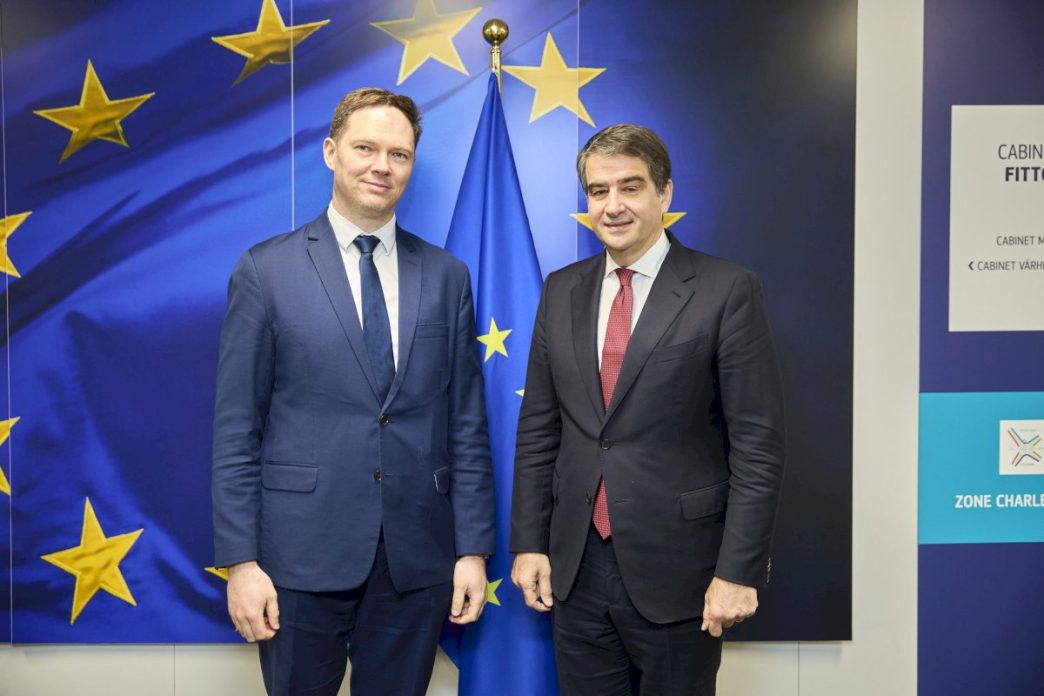 k-vaitiekunas-susitikime-su-ek-viceprezidentu-r.-fitto:-stipri-rytine-siena-–-visos-europos-atsakomybe