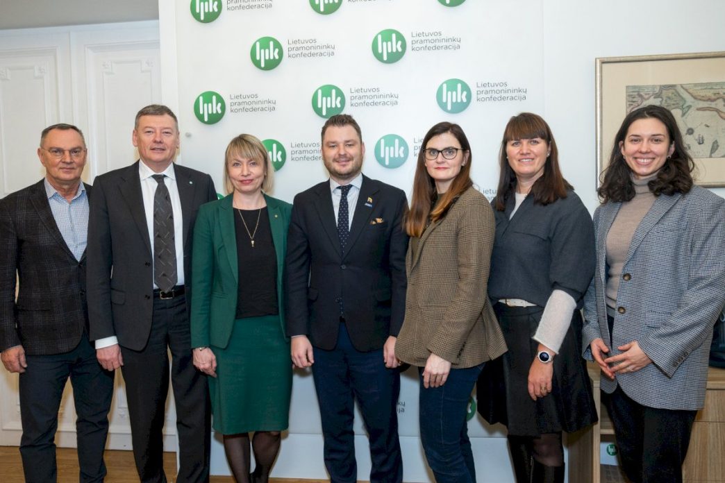 aplinkos-ministras-susitiko-su-pramonininku-atstovais:-diskutuota-apie-biurokratijos-mazinima-ir-apie-verslo-pateiktus-teisekuros-pasiulymus