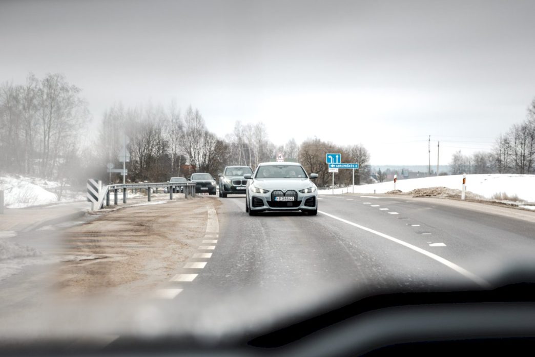 bmw-vercia-nauja-puslapi:-pirmasis-„neue-klasse“-modelis-–-bmw-salonuose-lietuvoje