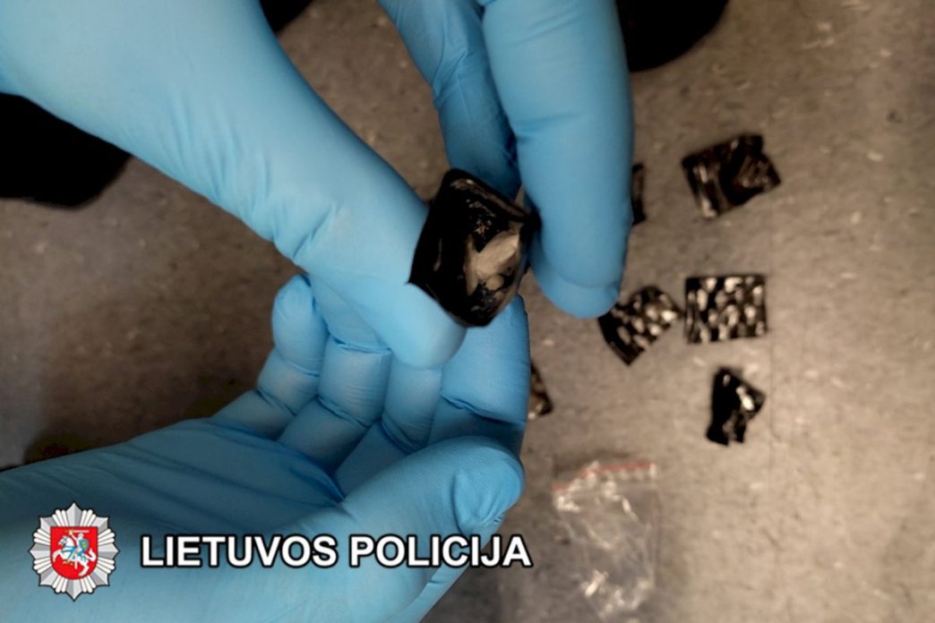 trys-vyrai-kaltinami-del-neteiseto-disponavimo-narkotinemis-ir-psichotropinemis-medziagomis