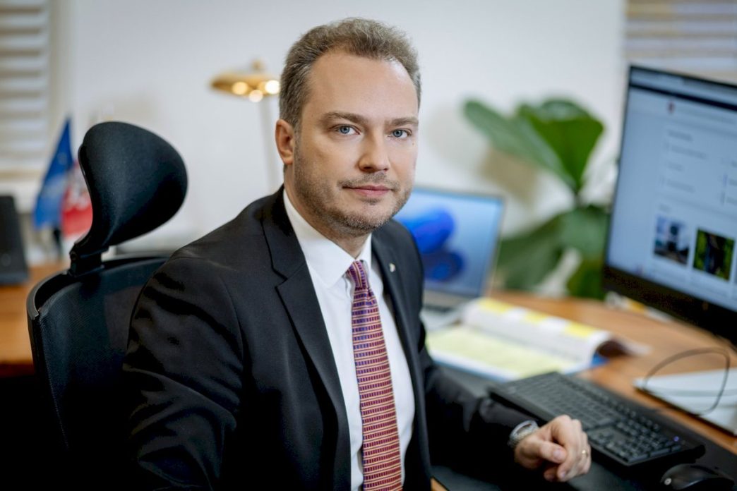 susisiekimo-ministras-juras-taminskas-imasi-lyderystes:-imoniu-vadovai-telkiami-energetikos-krizes-poveikio-valdymui