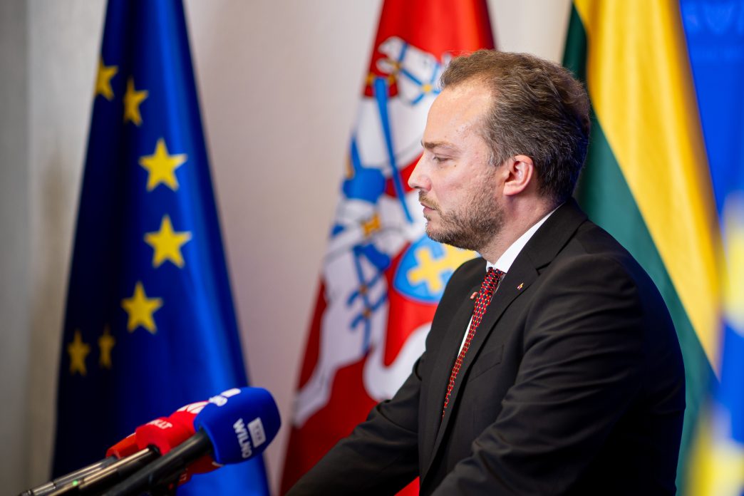 ministras-juras-taminskas-skeptiskai-vertina-„senjoru-lipdukus“,-sako,-kad-vyresni-vairuotojai-–-patyre