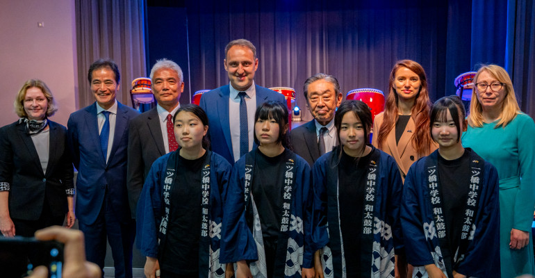 japonijos-dovana-alytui-–-jotvingiu-gimnazijoje-skambejo-taiko-bugnai