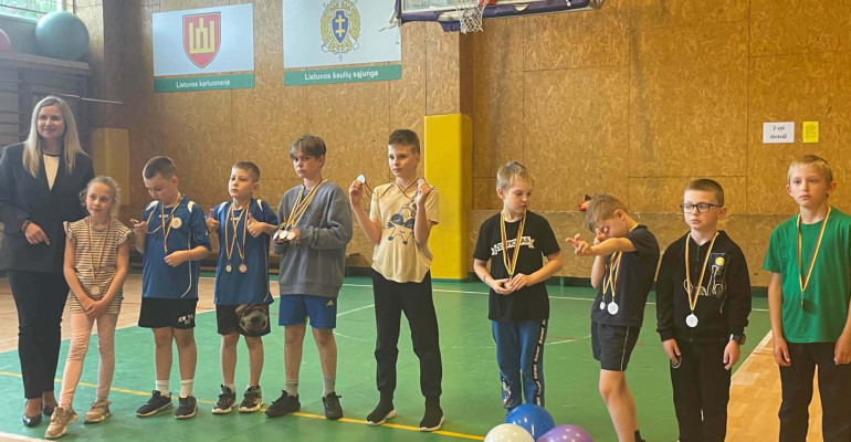 alytaus-panemunes-progimnazijoje-–-pirmoji-olimpiada-„linksmoji-trijule:-begimas,-metimas,-suolis“