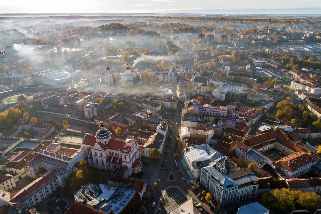 vilnius-tapo-pirmuoju-miestu-lietuvoje,-isbandysianciu-tarptautine-„bustas-pirma“-programa-benamystei-mazinti