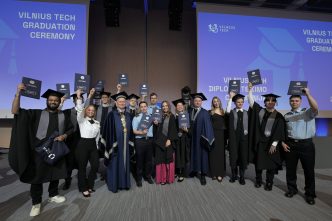 agai-ir-tif-absolventams-iteikti-magistro-ir-bakalauro-diplomai