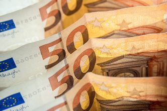 tyrimas:-gyventojai-palankiai-vertina-tvariuosius-finansus,-bet-stokoja-praktiniu-ziniu