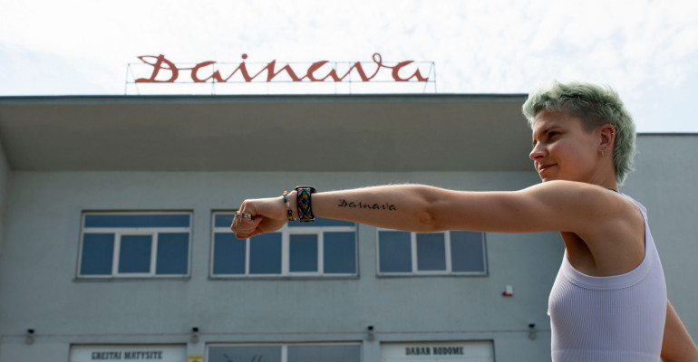 ant-rankos-issitatuiravusi-kino-teatro-„dainava“-simboli-alytiske-andrija-sulauke-dovanos-visam-gyvenimui