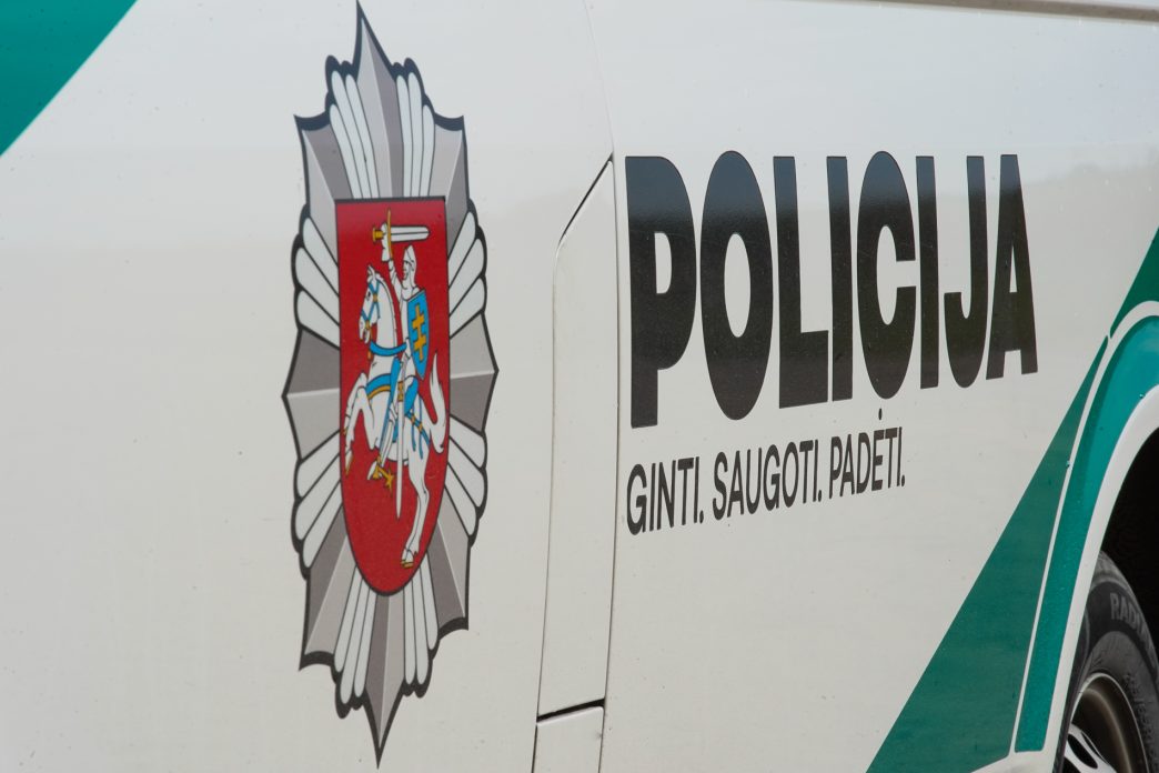 tarsi-kino-filmo-siuzetas:-vilnietis-norejo-atsiimti-visas-santaupas,-taciau-is-tiesu-ji-baugindami-valde-sukciai